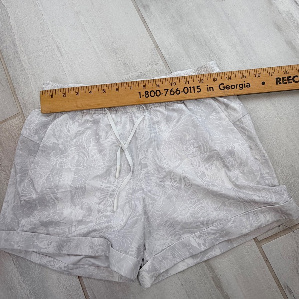Lululemon Spring Break Away Grey White Wave Print Cuffed Shorts Size 6 - Picture 4 of 8